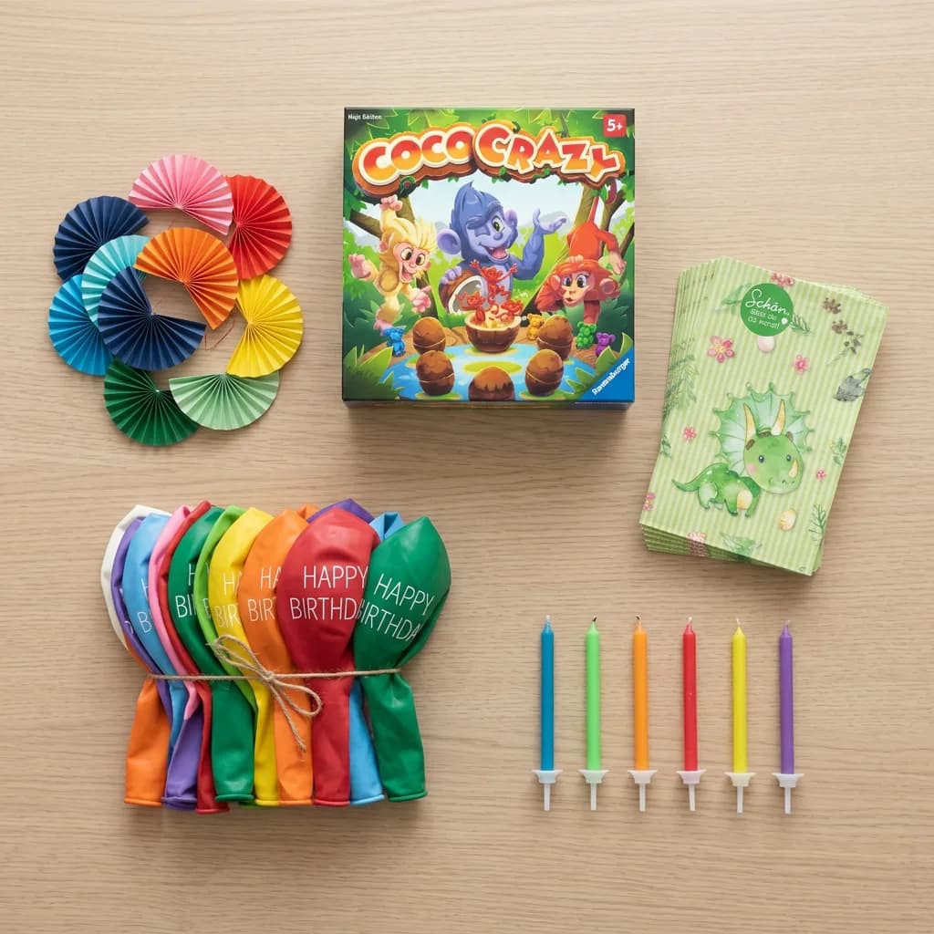 Kindergeburtstag-Party: Kinderspiel Coco Crazy, bunte Luftballons, Regenbogen-Girlande, Kerzen mit bunten Flammen und Dino-Geschenktüten auf Holzuntergrund.